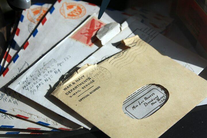 Sobres abiertos con cartas y postales sobre una mesa